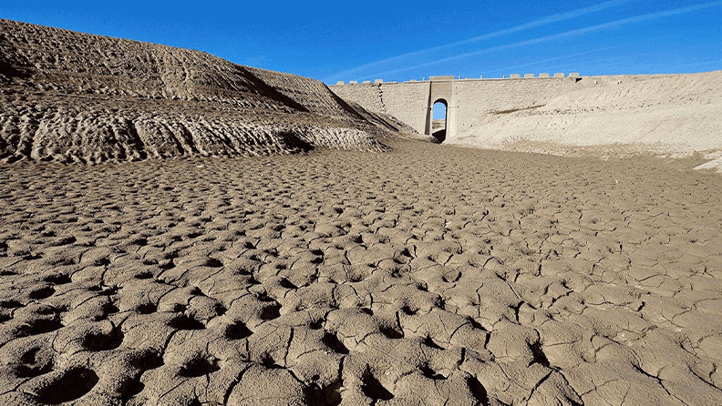 Pantano con huellas de sequía. Efeagro ARCHIVO/Javier Blasco