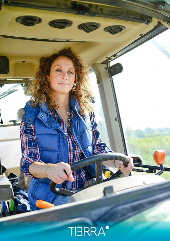 Mujer trabajando en el campo con un tractor