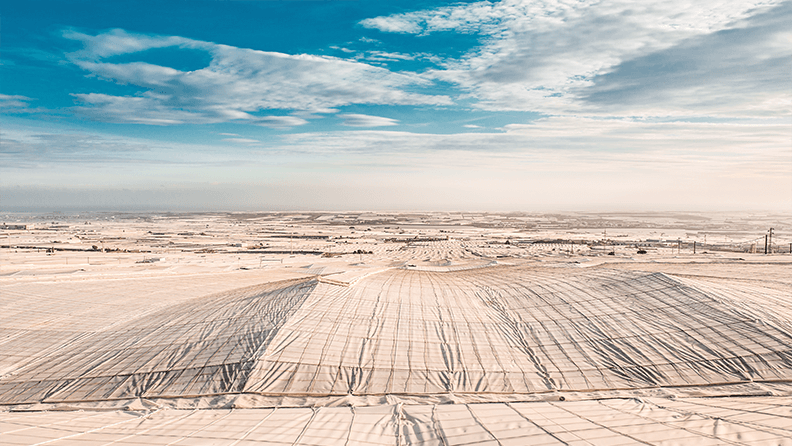 Vista de pájaro de un campo de invernaderos, con cielo despejado en Almería 