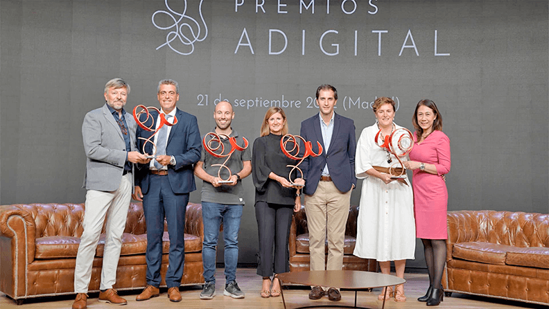 Alejandro Blas, director de Plataforma Tierra y José Antonio Montero, director territorial Centro de Cajamar, con el resto de premiados