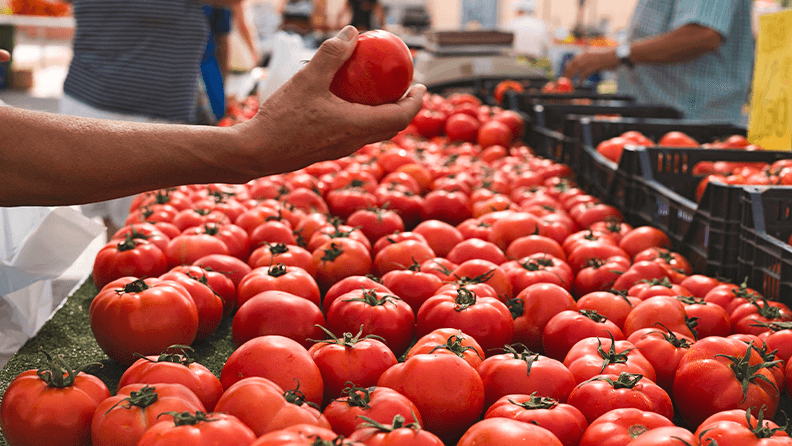 Cajas de tomate en un mercado