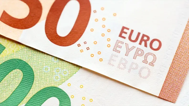 Billetes de euro superpuestos