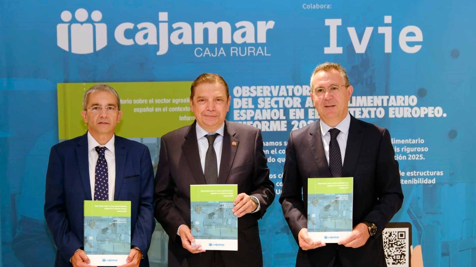 Tres hombres con traje sostienen informes en frente de un fondo azul con texto.