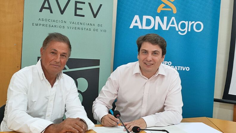 El presidente de AVEV, Román Egea, y el director de Zona de Cajamar, Eduardo Tejedor