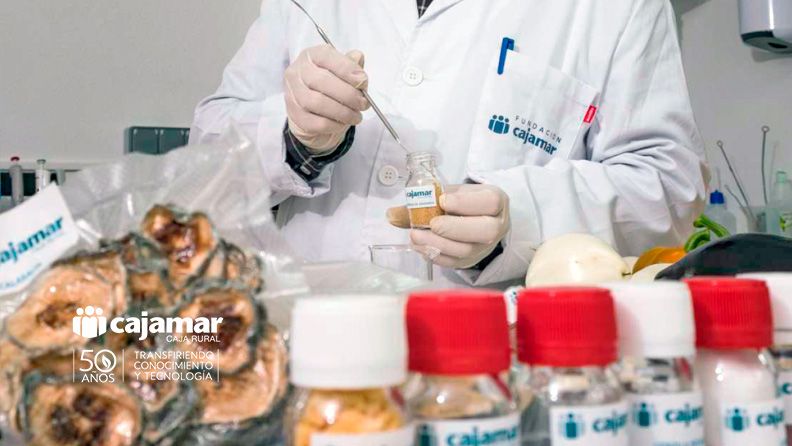 Un científico de Cajamar analiza alimentos y muestras en un laboratorio.