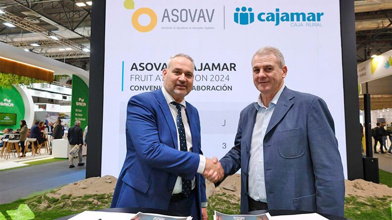  El director territorial de Cajamar en Valencia, Jesús García, y el presidente de ASOVAV, Celestino Recatalá.