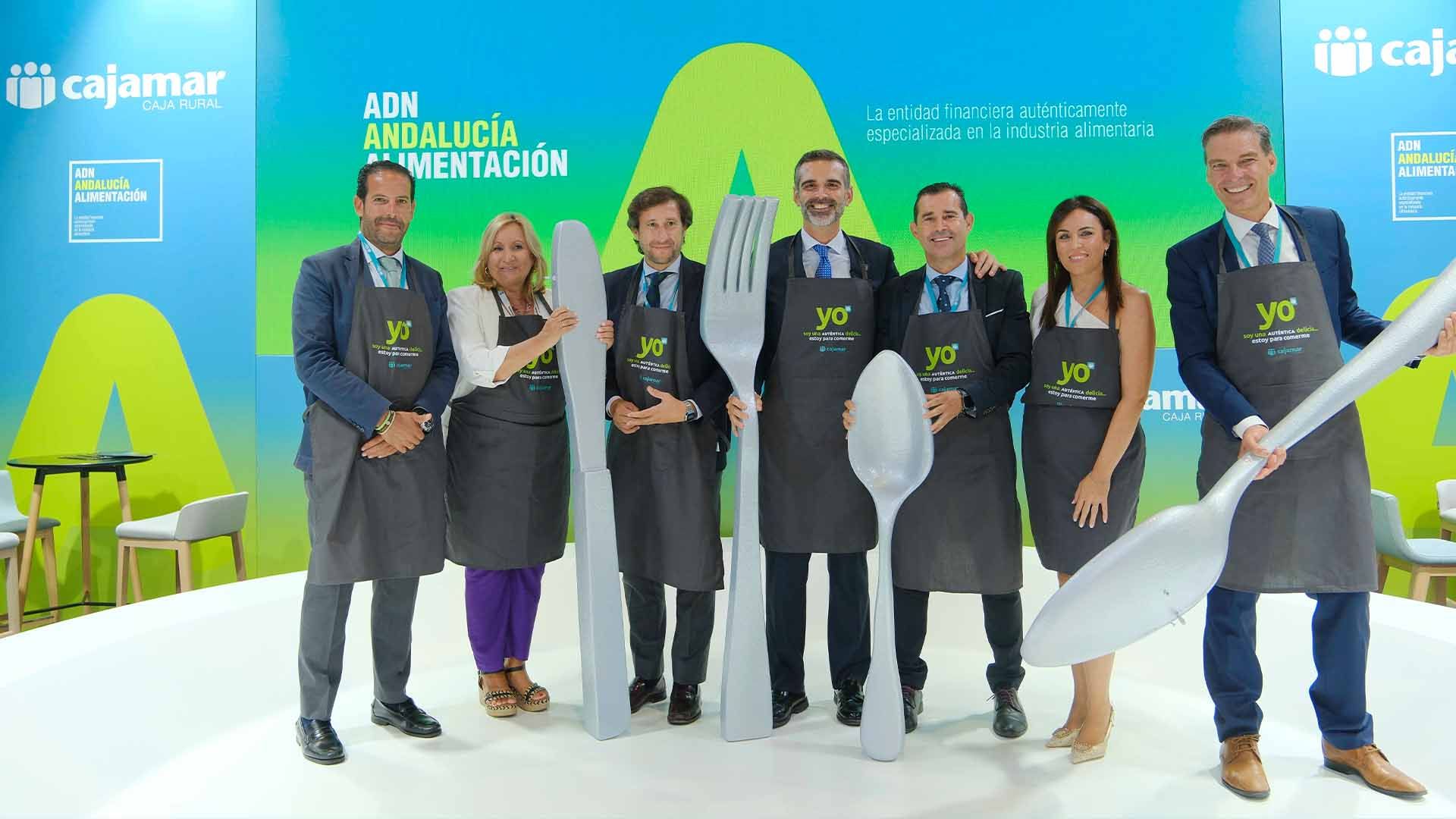 El consejero Ramón Fernández-Pacheco en el stand de Cajamar.