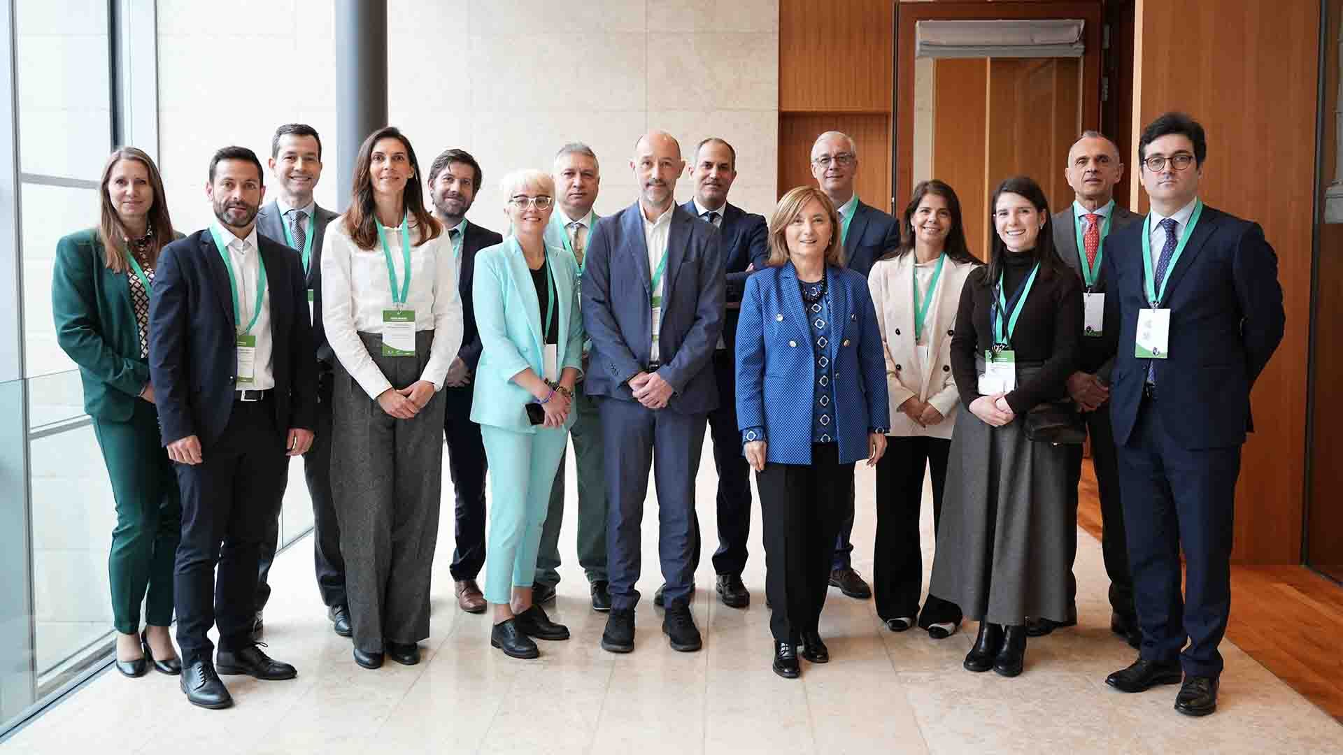 La vicepresidenta del Banco Europeo de Inversiones, Gelsomina Vigliotti, junto al director de Sostenibilidad de Grupo Cajamar, Sergio Rodríguez, y la gerente de Finanzas Sostenibles de la entidad, Myriam Rico. 