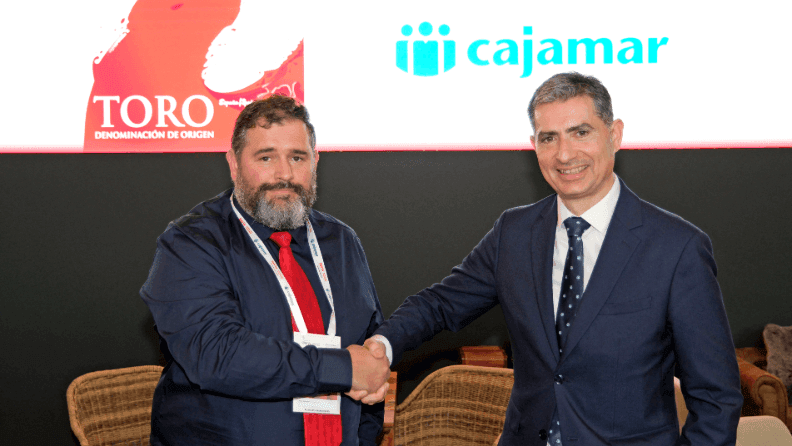 El secretario de la D.O. Toro, Ruben Gil Alfageme, y el director territorial de Cajamar, José Antonio Benavides, han rubricado este acuerdo en el marco de la Barcelona Wine Week 2025.