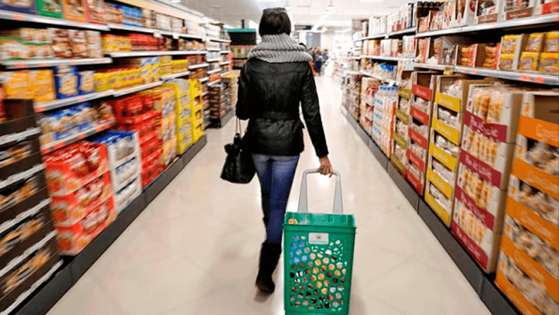 Una mujer llena su cesta de la compra en un supermercado. Efeagro/Manuel Bruque.