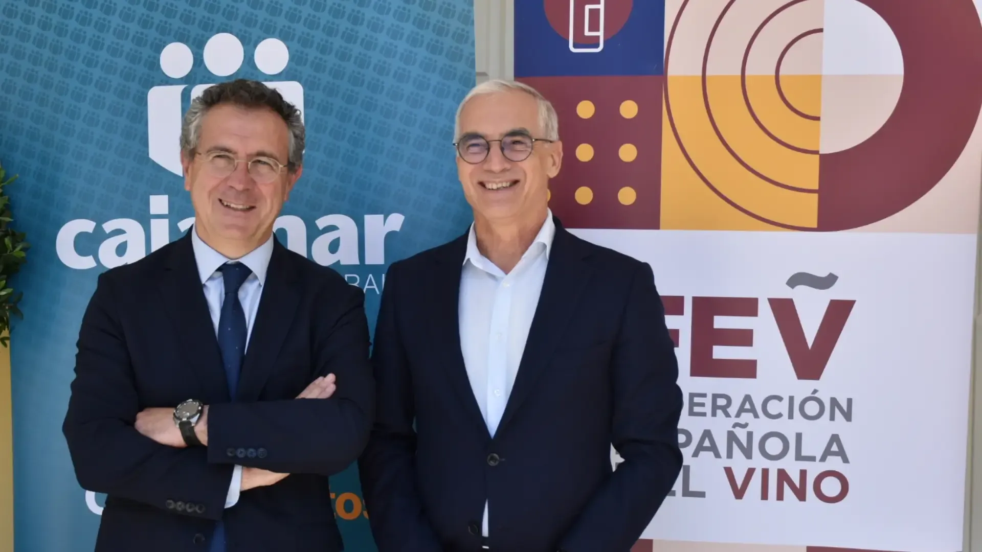 El presidente de Cajamar, Eduardo Baamonde, y el director general de la Federación Española del Vino, José Luis Benítez.