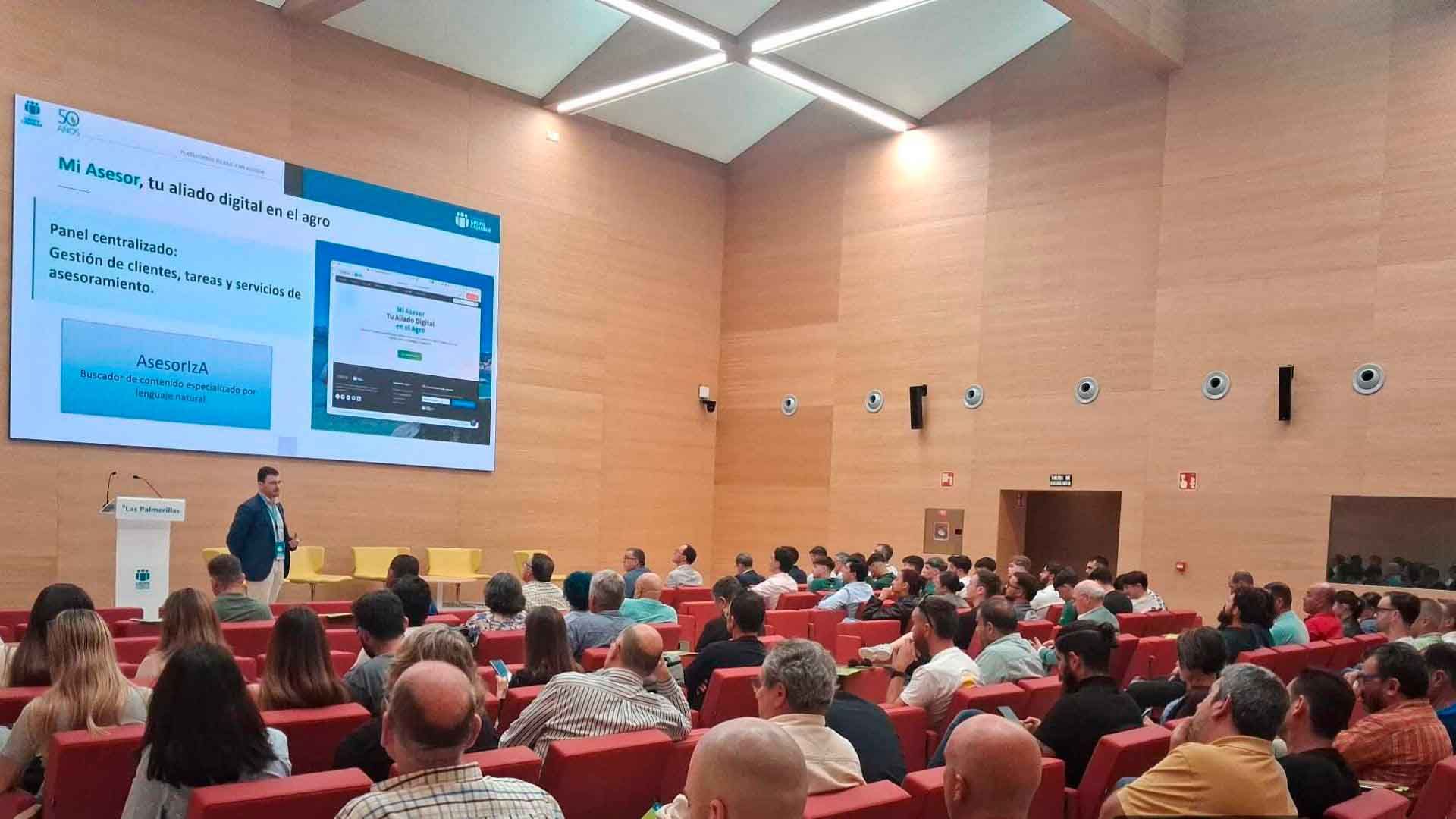 El técnico de la Fundación Grupo Cajamar, Enrique Terriza, presentó 'Mi Asesor'