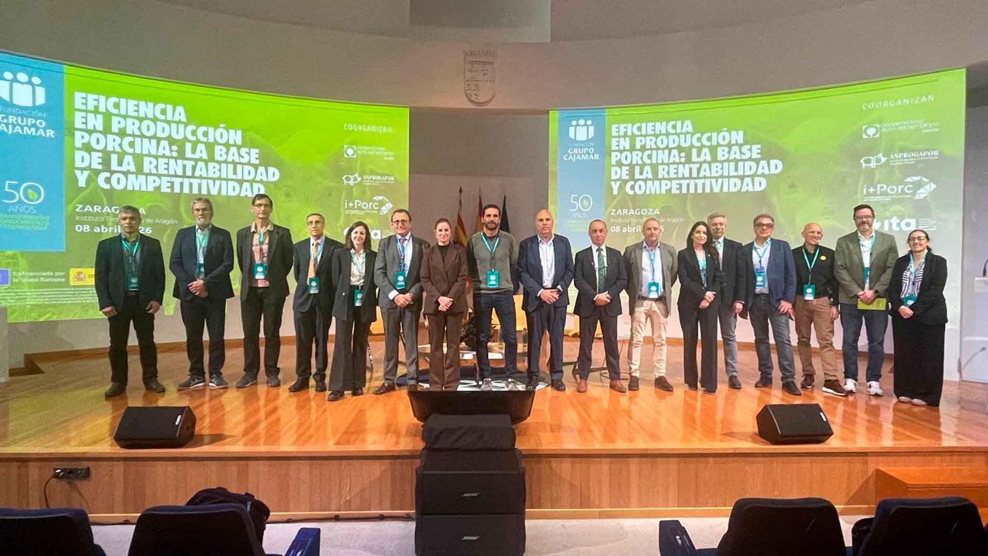 Grupo de personas en un evento sobre eficiencia en producción porcina en Zaragoza.