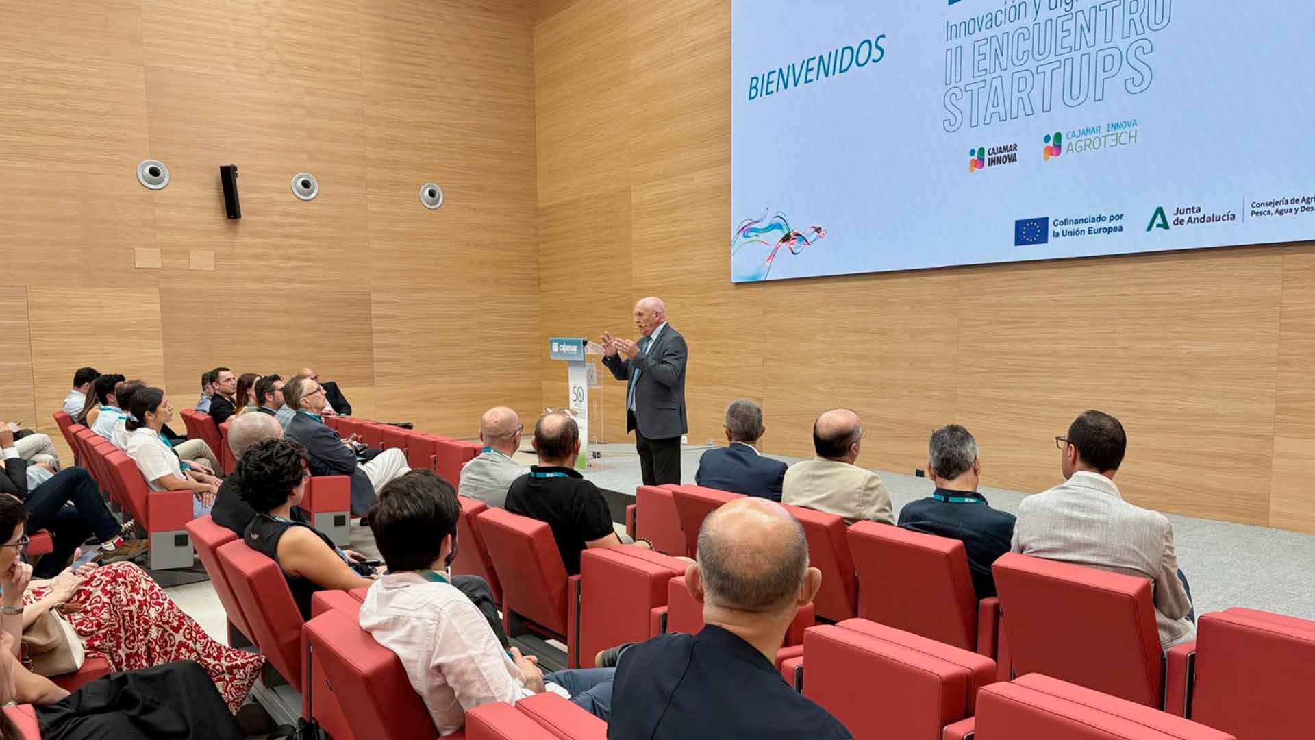 José Luis Heredia, vicepresidente de Cajamar, recibe a los emprendedores