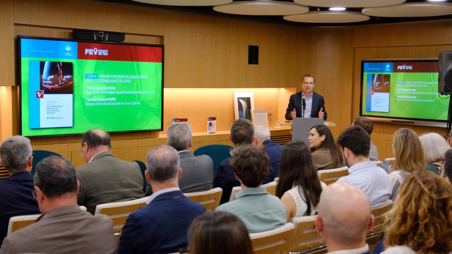 Presentación del primer 'Barómetro sobre la sostenibilidad del sector vitivinícola en España' de Cajamar y la FEV.
