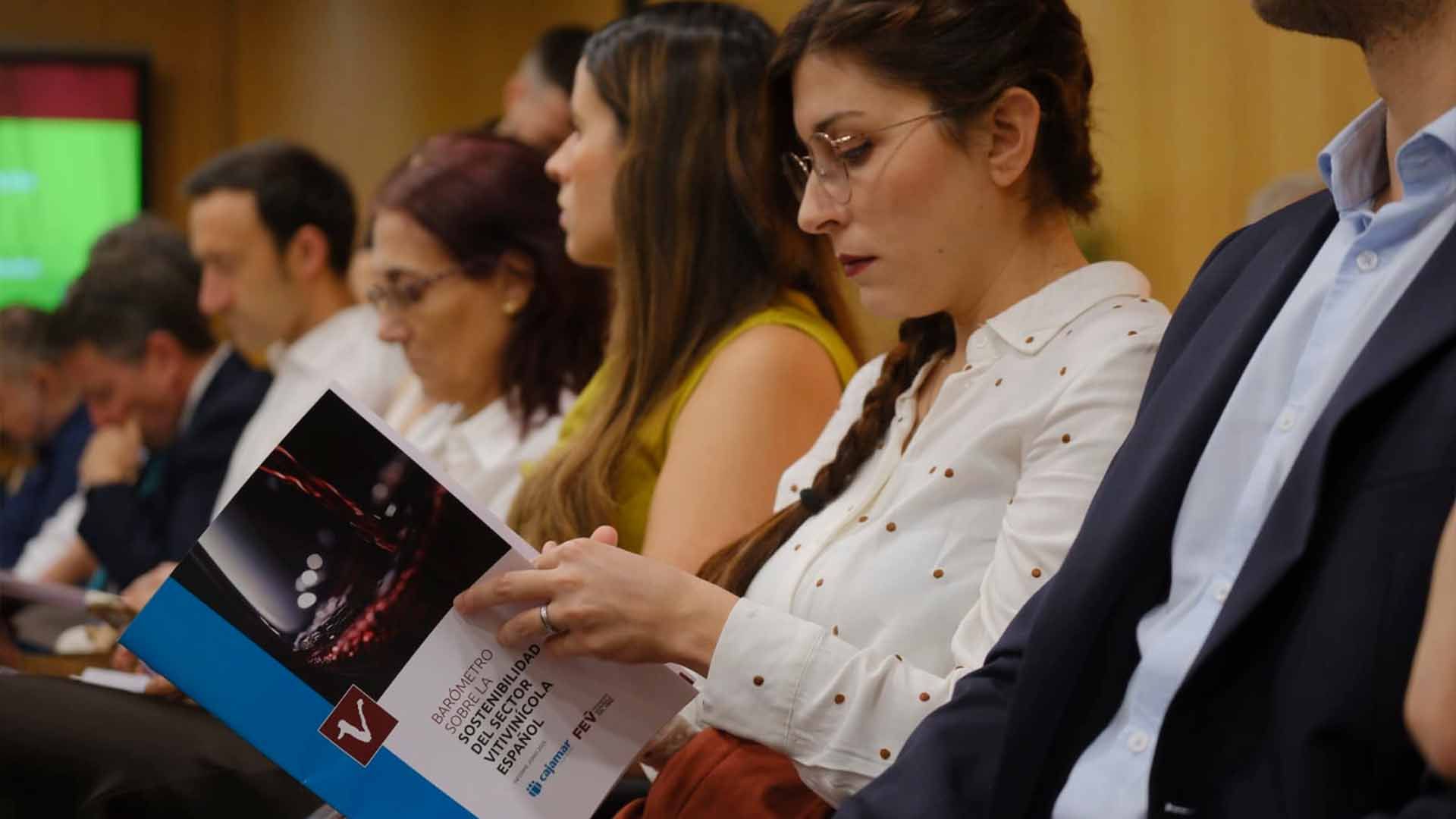 Presentación del primer 'Barómetro sobre la sostenibilidad del sector vitivinícola en España' de Cajamar y la FEV.