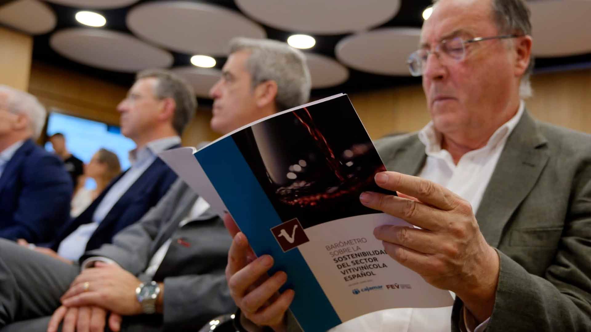 Presentación del primer 'Barómetro sobre la sostenibilidad del sector vitivinícola en España' de Cajamar y la FEV.