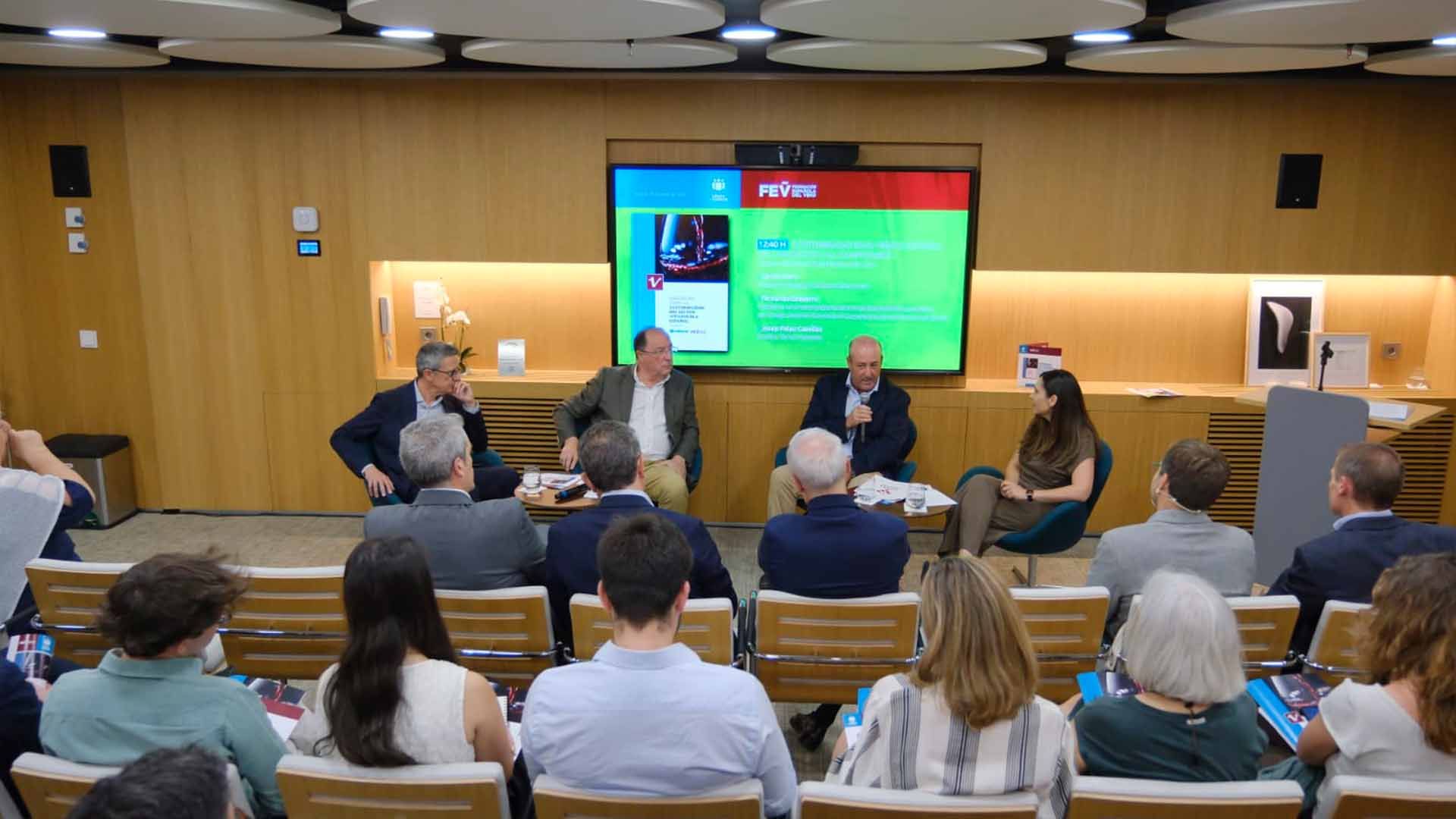 Presentación del primer 'Barómetro sobre la sostenibilidad del sector vitivinícola en España' de Cajamar y la FEV.