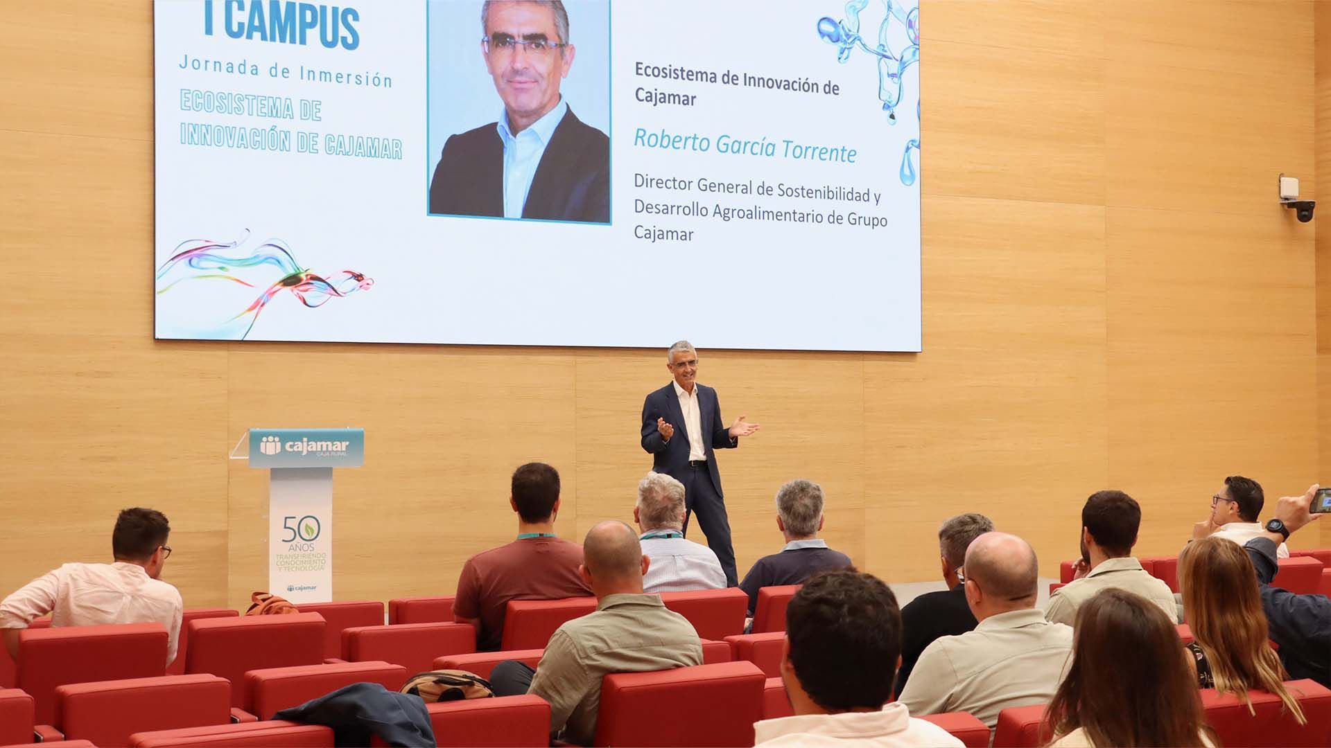 Roberto García Torrente, director de Sostenibilidad y Desarrollo Agroalimentario de Grupo Cajamar, da la bienvenida a las nuevas empresas.