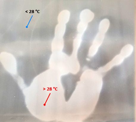  La huella de calor de la mano sobre el material demuestra visualmente el cambio de fase en acción