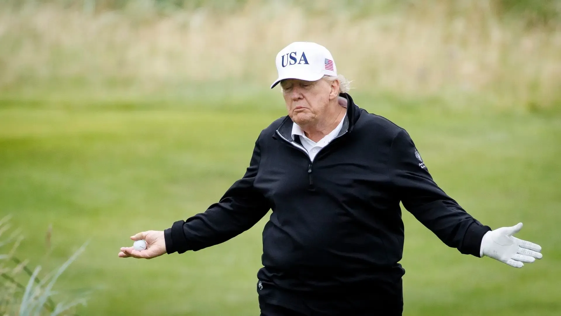 El presidente estadounidense, Donald Trump, gesticula este domingo mientras juega en su campo de golf en Turnberry, en Escocia (Reino Unido). EFE/EPA/TOLGA AKMEN