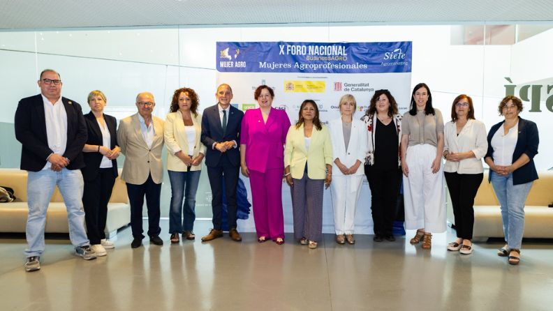 Grupo de personas formalmente vestidas para una ocasión, posando para una foto.