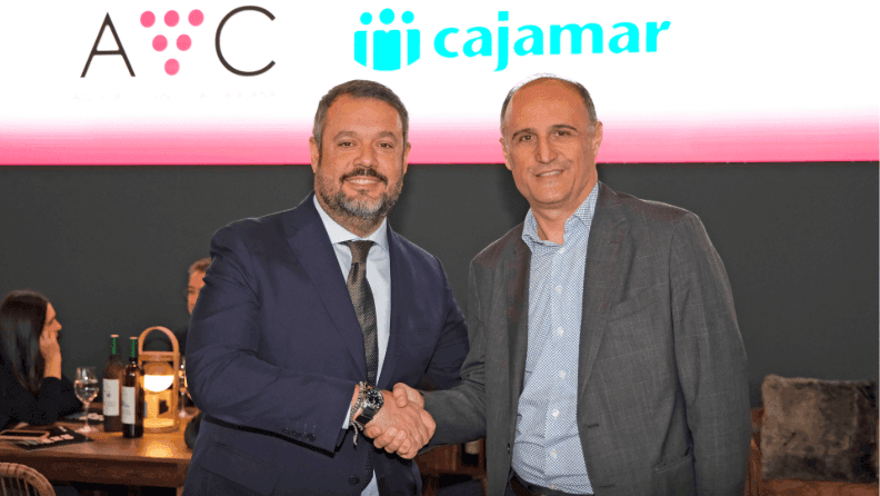 El  secretario general de la Associació Vinícola Catalana, Antonio Cruces, y el director territorial de Cajamar en Cataluña,  Martín Tomás