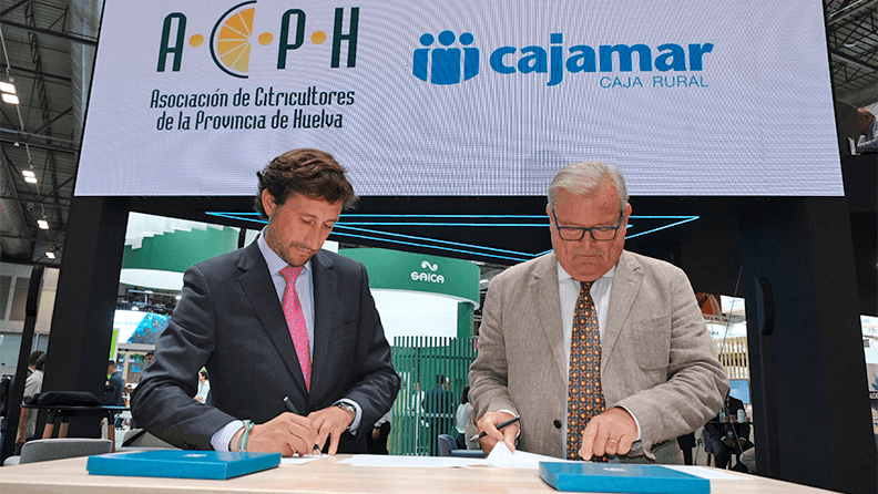 El acuerdo lo han rubricado el presidente de ACPH, Lorenzo Reyes, y el director territorial Sur y Extremadura de Cajamar, Francisco Martínez, en el estand de Cajamar en Fruit Attraction 