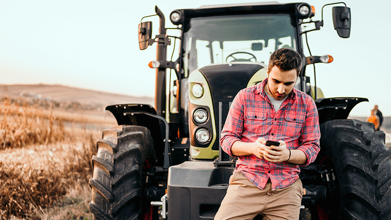 Agricultor usando un smartphone en el campo