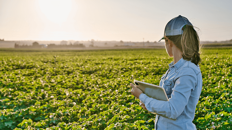 Agricultora con una tablet en campo