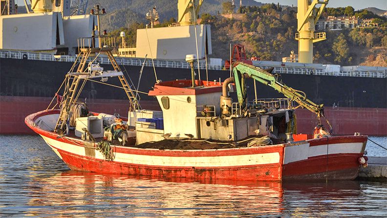 Un barco pesquero en el puerto de Málaga. Efeagro/Irene Martín Morales