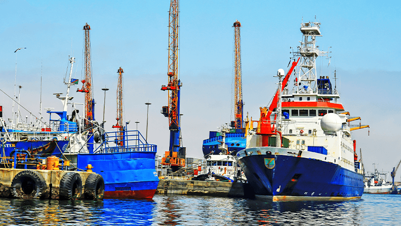 Barcos pesqueros amarrados en puerto