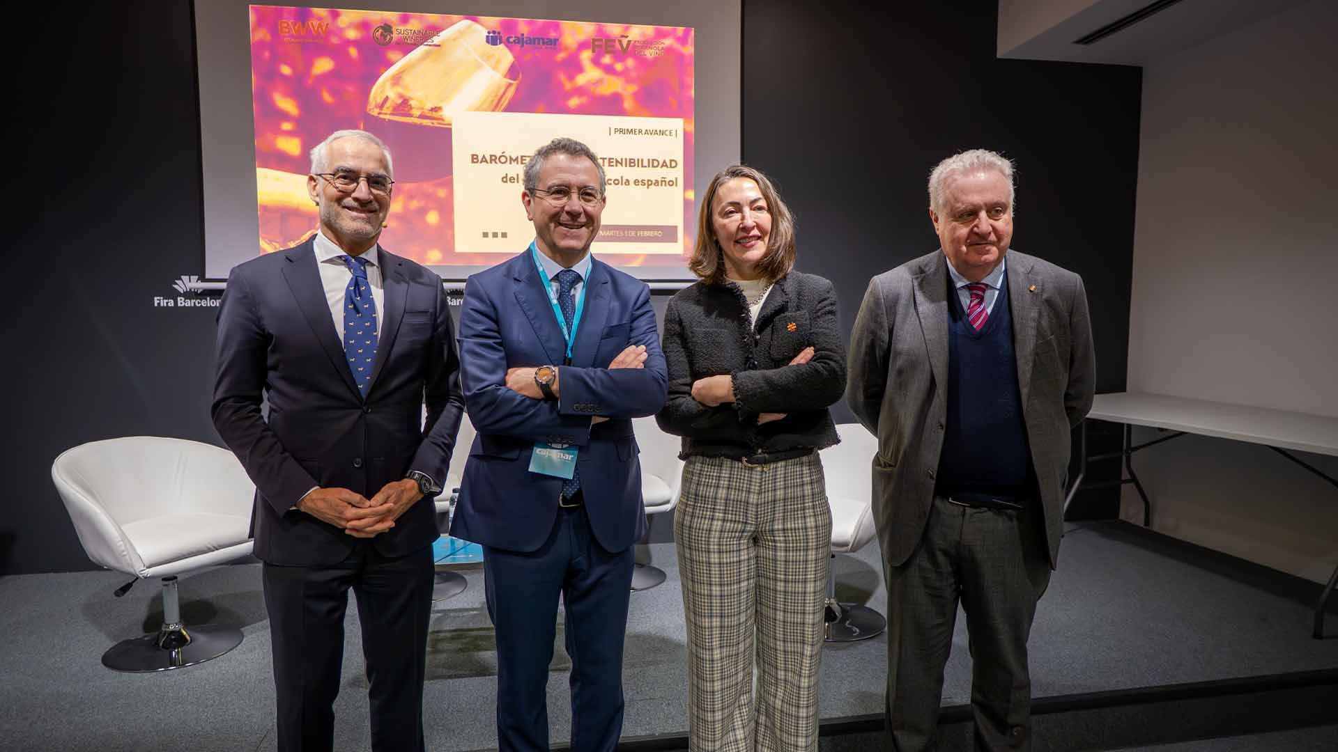 De izquierda a derecha: el director general de la FEV, José Luis Benítez; el presidente de Cajamar, Eduardo Baamonde; la secretaria general de Recurso Agrarios y Seguridad Alimentaria del Ministerio de Agricultura, Pesca y Alimentación, Ana Rodríguez Castaño, y el presidente de la FEV, Pedro Ferrer.