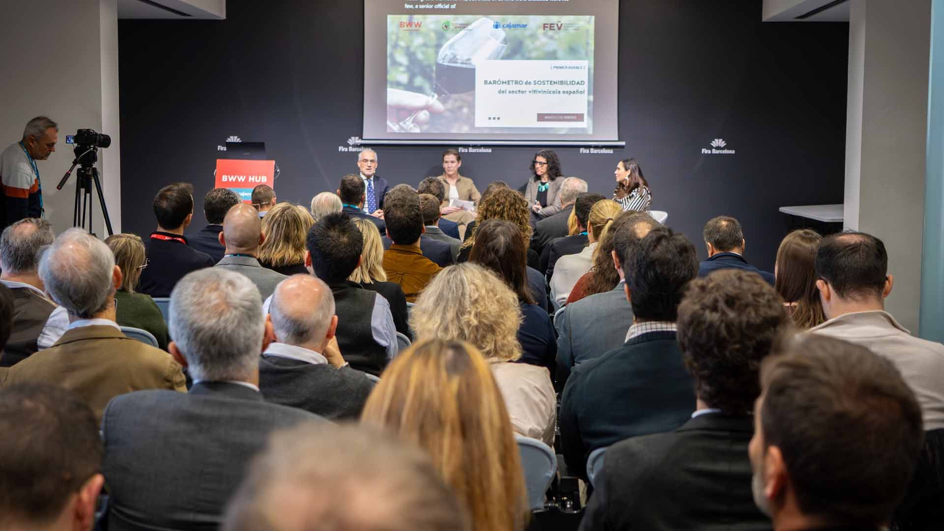 Coloquio sobre la importancia de medir y comunicar la sostenibilidad con rigor en el sector vitivinícola.