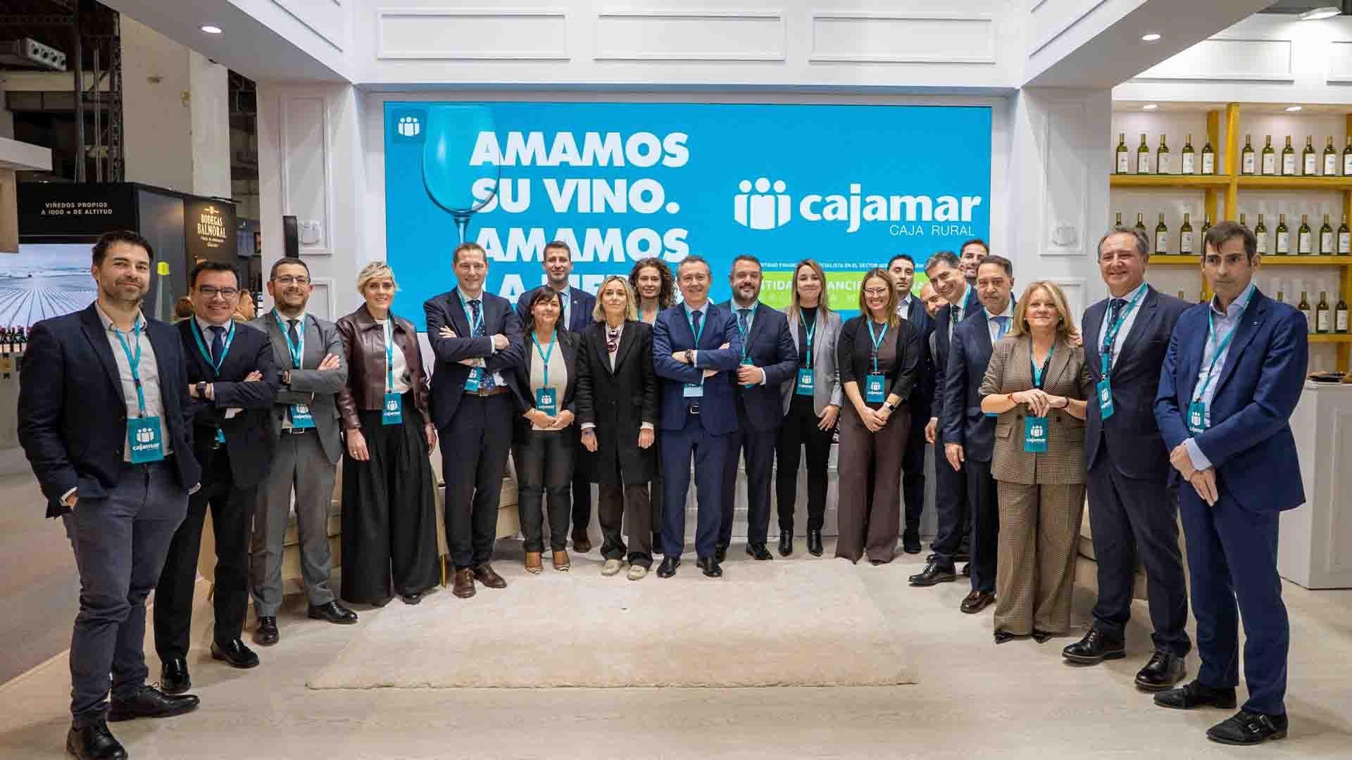 Cajamar es la entidad financiera oficial de la Barcelona Wine Week 2026 (BWW) y dispone de un stand donde una amplia representación de directivos y profesionales de la entidad