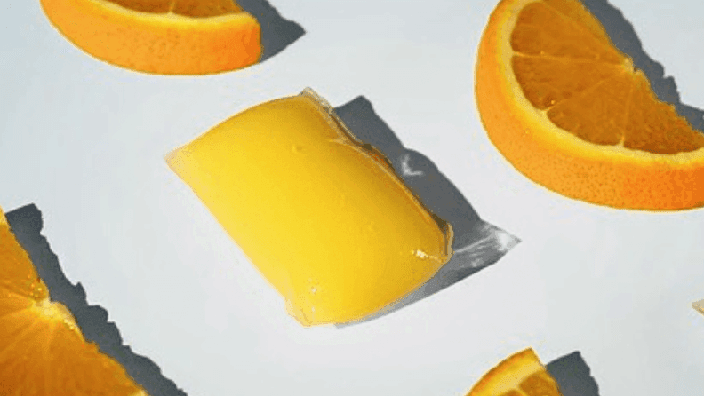 Bebida de naranja comestible con biopelícula. Fuente: Notpla.