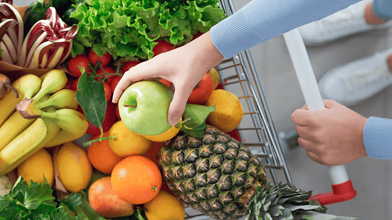 Carro de la compra lleno de fruta y verdura