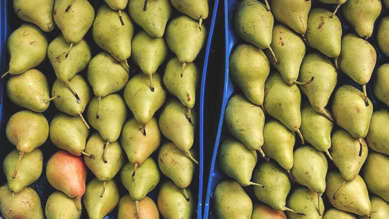 Cajas de peras en una frutería. EFE/ Paco Torrente.