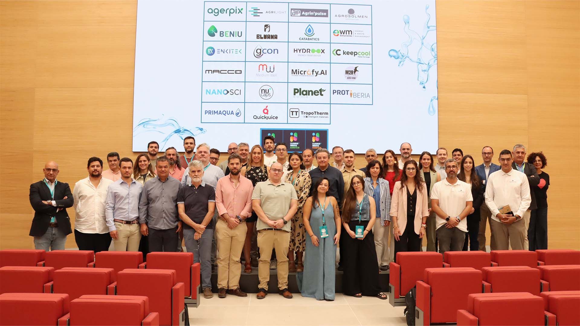 Foto de familia de los responsables de las empresas seleccionadas con los profesionales de Cajamar Innova.