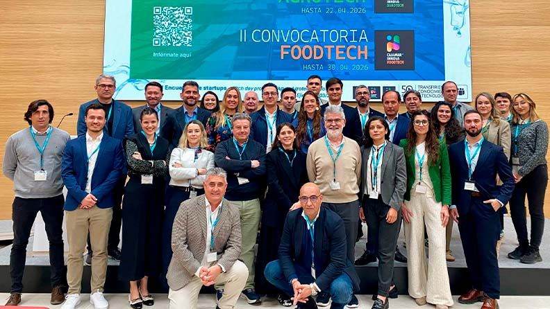 Foto de familia de las startups aceleradas en Cajamar Innova, junto a los responsables de la aceleradora.