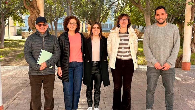 El grupo de investigadores en el campus de la UA.