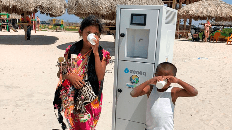 Niños beben agua por medio de un Genaq Stratus S50 en La Guajira, Colombia