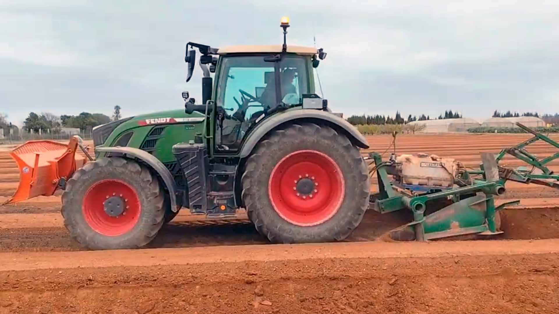 Tractor verde Fendt en un campo de cultivo con implemento agrícola.