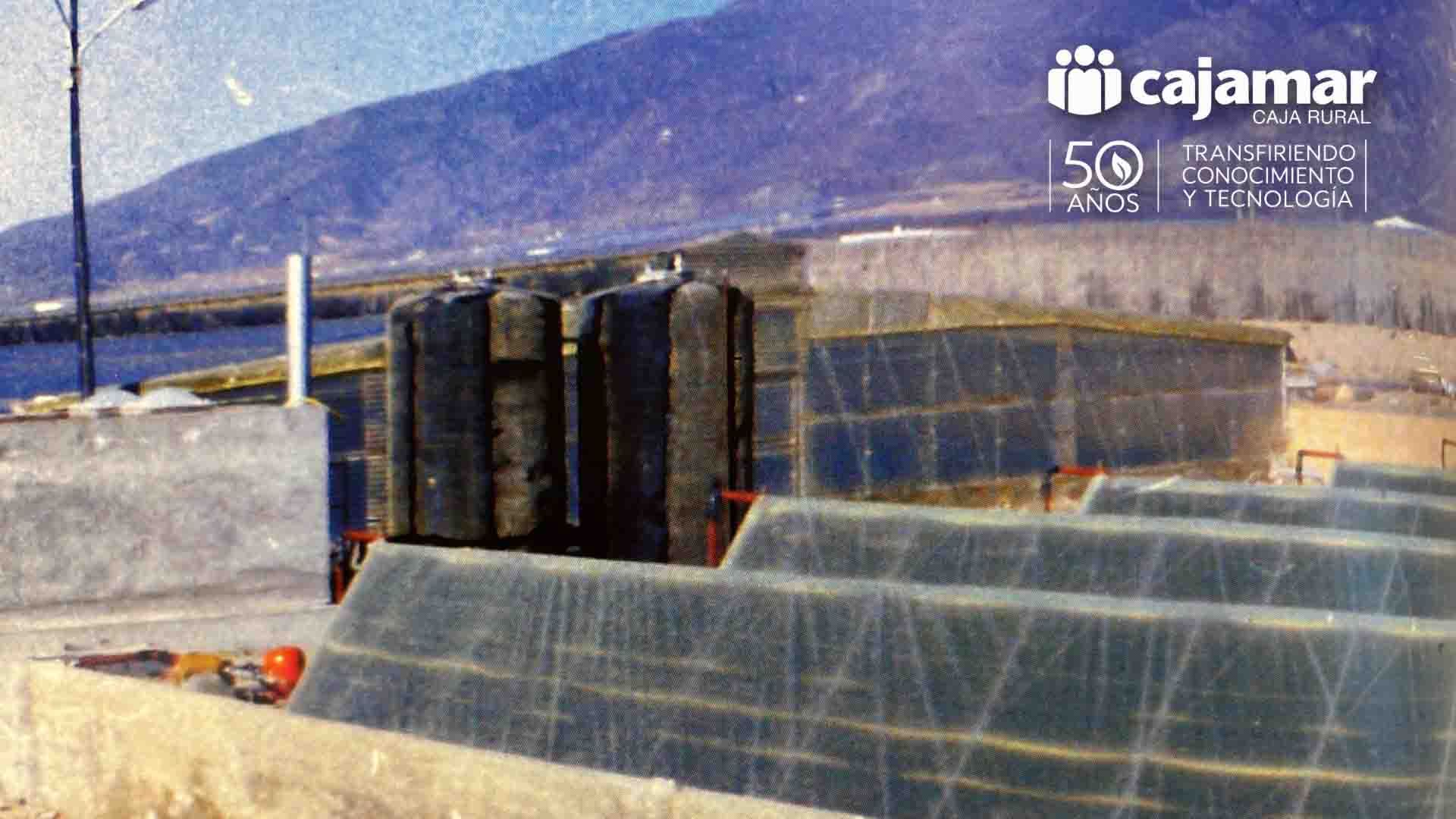 Colectores solares del sistema de calefacción de suelo en 'Las Palmerillas' a finales de los años setenta.