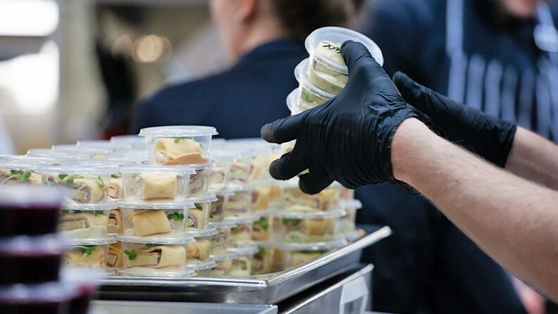 Elaboración de platos preparados para comercializar.