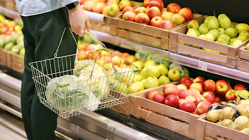 Compra de verdura en supermercado