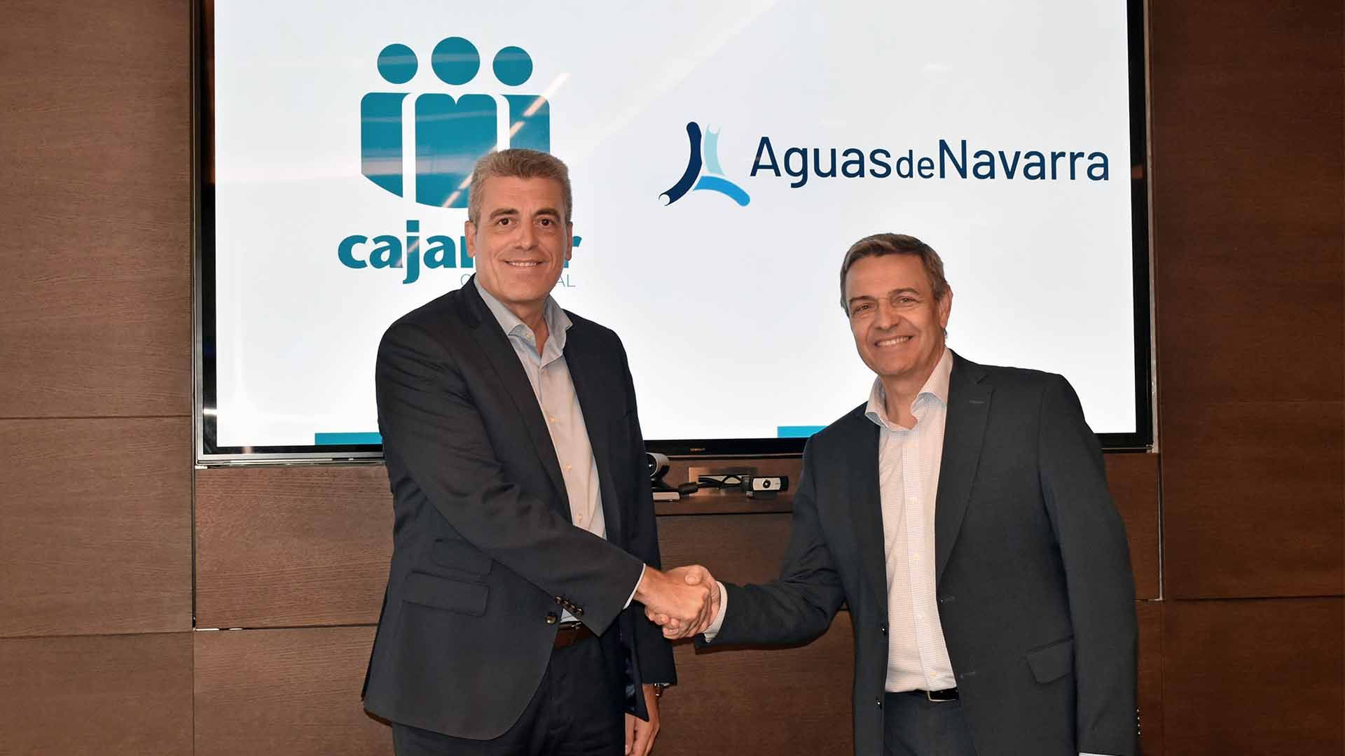 El director general de Aguas de Navarra, Manuel Pérez, y el director Territorial de Cajamar en Navarra, José Antonio Montero.