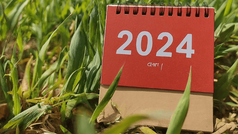 Un calendario de 2024 en un campo