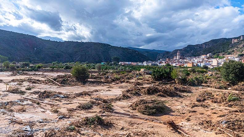 La imagen muestra un paisaje desolador con escombros y suciedad en primer plano.