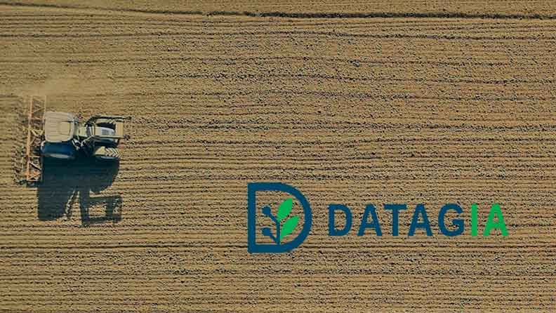 Tractor en un campo de cultivo con el logotipo de Datagia impreso.